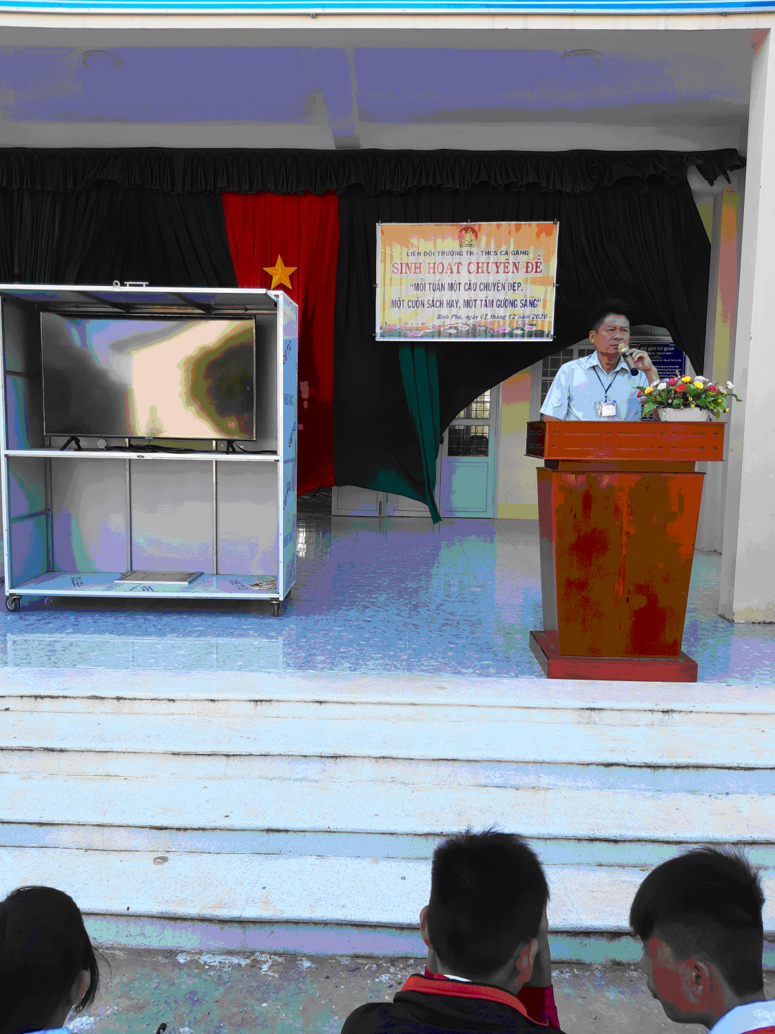 Thầy Nguyễn Văn Nơi, Hiệu trưởng nhà trường phát biểu nhắc nhỡ học sinh sau buổi sinh hoạt và tuyên truyền phòng dịch Covic 19
