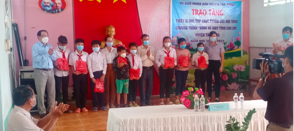 UBND huyện Tân Hồng trao tặng thiết bị
học tập trực tuyến cho học sinh