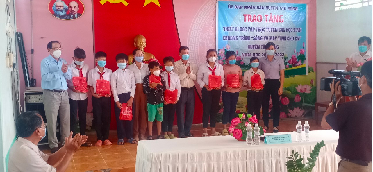UBND huyện Tân Hồng trao tặng thiết bị học tập trực tuyến cho học sinh