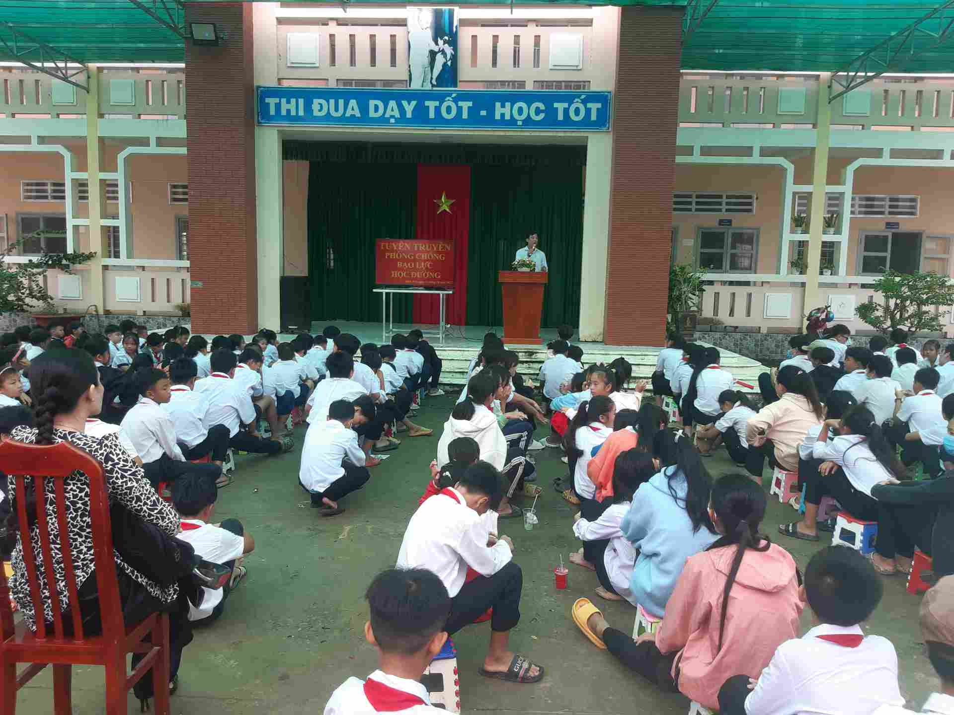 Thầy Nguyễn Thành Tấn GV TPT Đội tuyên truyền các nội dung bạo lực học đường đến học sinh.