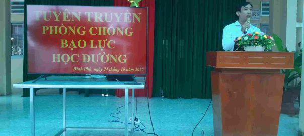 Thầy Lê Hữu Trí phát biểu trong buổi tuyên truyền.