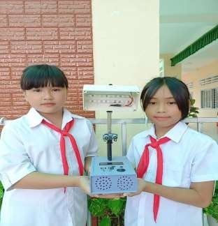 Võ Anh Thư và Phan Thị Huỳnh Hương và Đèn học đa năng, hỗ trợ giám sát học tập và hạn chế các bệnh về mắt