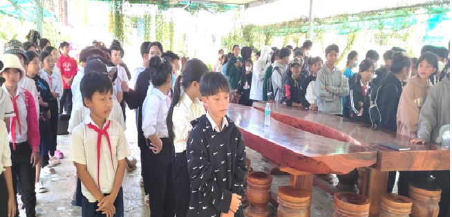 Học sinh lắng nghe ông Trịnh Văn Bạc Trưởng công an xã Bình Phú tuyên truyền.